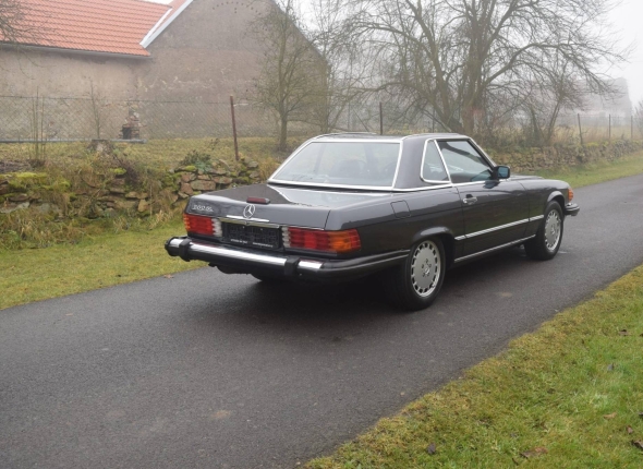 Mercedes-Benz 560 SL (R107)