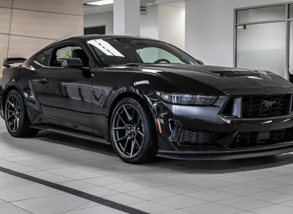 Ford Mustang Dark Horse 700A