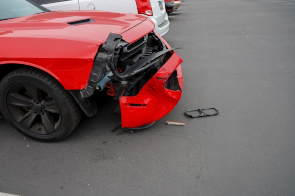 Bourané auto z USA: kdy je to výhodná koupě a kdy drahý problém